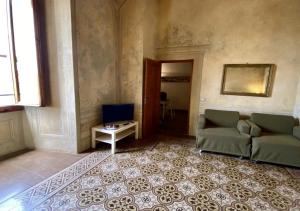 フィレンツェにあるStudio Bargelloのリビングルーム(ソファ、テレビ付)