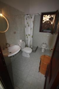 W łazience znajduje się umywalka, toaleta i umywalka. w obiekcie Villino Lu Ciuoni with nice sea view w mieście Costa Paradiso +26 zdjęć
