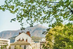 صورة لـ Cosy Studio 108 - Chambéry centre - Stationnement - Gare في شامبيري