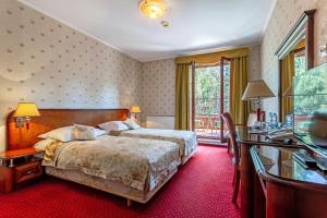 Postel nebo postele na pokoji v ubytování Hotel - Dworek Tryumf