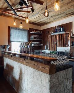 un bar con un mostrador con gafas en Lieboch Living, en Lieboch 21 fotos más