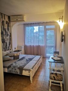 Un dormitorio con una cama grande y una ventana en Guest House Аnestievi, en Ahtopol