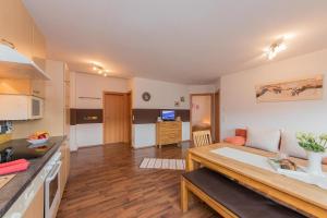 Kuchyň nebo kuchyňský kout v ubytování Landhaus Hochkönig