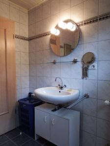 シュピーゲラウにあるFerienhaus Klingenbrunnの洗面台と鏡のあるバスルーム +43枚の写真