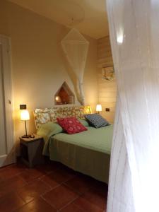 Un dormitorio con una cama con dos almohadas encima. en A Casa di Giulia, en Siena 23 fotos más