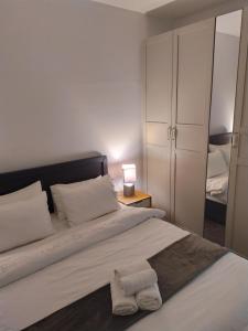 ein Schlafzimmer mit einem großen Bett und einem Spiegel in der Unterkunft Liz suite in Caesarea