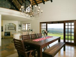 una cucina e una sala da pranzo con tavolo e sedie in legno di Crestwood Bed & Breakfast a Curryʼs Post