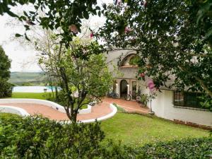 una casa con un albero di fronte di Crestwood Bed & Breakfast a Curryʼs Post