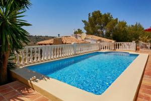 ein Swimmingpool vor einer Villa in der Unterkunft Casa León with private pool great view in Benissa