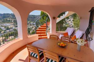 Ein Balkon oder eine Terrasse in der Unterkunft Casa León with private pool great view