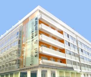 apartamentowiec z reklamą na boku w obiekcie Sol y Sombra w mieście Benidorm