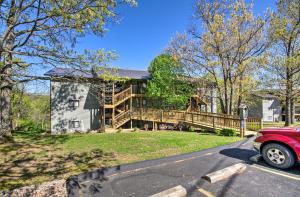 Afbeelding uit fotogalerij van Cozy Branson Getaway, 5 Min from SDC and the Lake! in Branson West