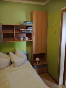 Postel nebo postele na pokoji v ubytování FeWo Schwarz