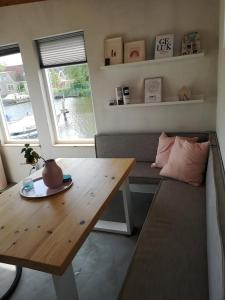 a living room with a bench and a table at Costa del Twel in Uitwellingerga