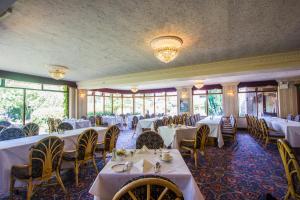 un comedor con mesas y sillas blancas en Springfield Country Hotel, Leisure Club & Spa en Wareham