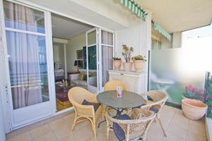 a dining room with a table and chairs at BEACHSIDE SUITE PANORAMIC - PROMENADE HOLIDAY in Nice