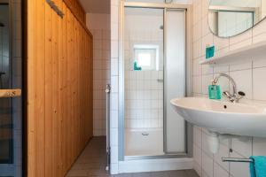 ein Badezimmer mit Waschbecken und Dusche in der Unterkunft Maxime 207 - Kustpark Village Scaldia in Hoofdplaat + 35 Fotos