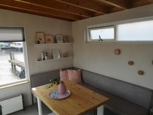 a small room with a table and a window at Costa del Twel in Uitwellingerga +5 photos