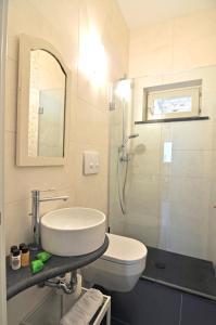 La salle de bains est pourvue de toilettes, d'un lavabo et d'une douche. dans l'établissement Il Gabbiano Relais in Stromboli, à Stromboli