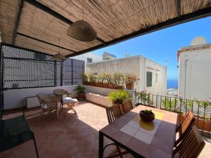 un patio con tavolo e sedie sul balcone. di La terrazza a Capri