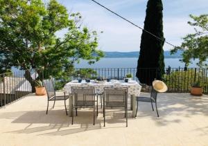 - une table et des chaises avec vue sur l'eau dans l'établissement Tom house, à Murvica