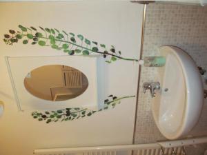 La salle de bains est pourvue de toilettes et d'une maison ornithologique sur le mur. dans l'établissement Monolocale Borgo Antico, à Castelnuovo di Val di Cecina
