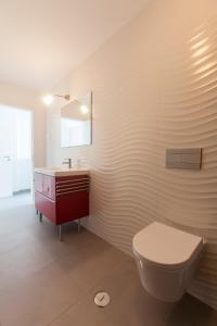 bagno con servizi igienici, lavandino e specchio di Beautiful Studio With Patio Carrapateira a Carrapateira