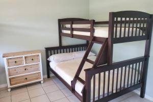 Una cama o camas cuchetas en una habitación  de Our Beautiful Florida Vacation Home With Heated Pool