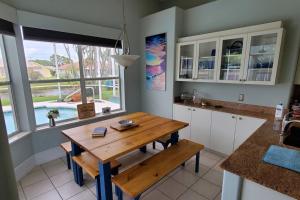 Foto de la galería de Our Beautiful Florida Vacation Home With Heated Pool en Port Saint Lucie