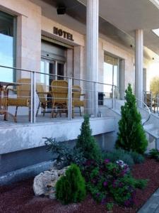 a lobby of a hotel with chairs and plants at Complejo El Carrascal in Muñana