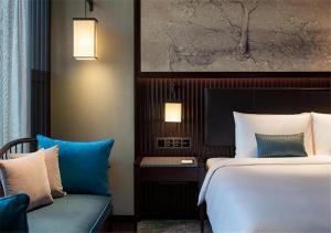 Postel nebo postele na pokoji v ubytování NUO Hotel Beijing