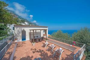 プライアーノにあるVilla San Giovanniの海の景色を望むデッキ付きの家