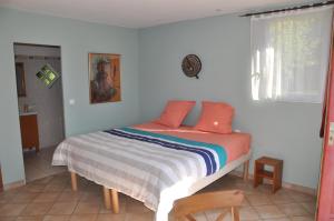 1 dormitorio con 1 cama en una habitación en Chambre d'Hôtes de l'Estuaire, en La Rivière-Saint-Sauveur