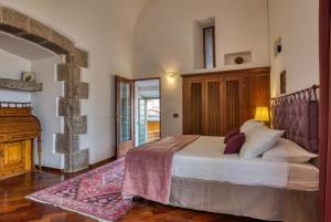um quarto com uma cama grande e uma lareira em Torre del Miracolo em Tuscania