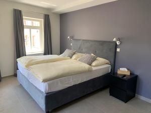 Ein Bett oder Betten in einem Zimmer der Unterkunft Hôtel - Restaurant " Victor Hugo"