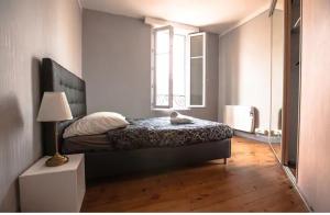 Appartement charmant dans le centre de Biarritz Dan 3ème étage tesisinde bir odada yatak veya yataklar