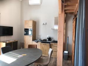 Kuchyň nebo kuchyňský kout v ubytování Slaperij Salud! Studios & appartementen