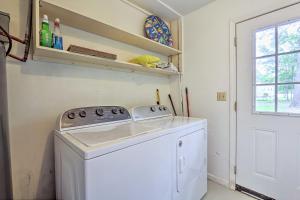 Gallery image of Cozy Studio with Yard, 6 Miles to Dwtn Beaufort! in Beaufort
