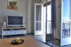 TV a/nebo společenská místnost v ubytování Διαμέρισμα με μοναδική θέα στο λιμάνι