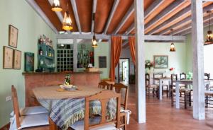 ห้องอาหารหรือที่รับประทานอาหารของ Hotel Cortijo de Salia