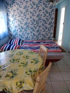 A bed or beds in a room at Jómadarak Nyaralója