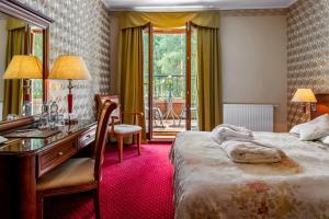 Postel nebo postele na pokoji v ubytování Hotel - Dworek Tryumf