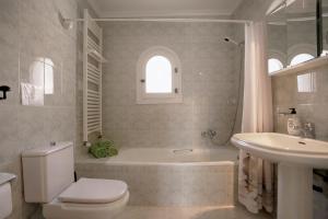 ein Badezimmer mit Badewanne, Toilette und Waschbecken in der Unterkunft Casa León with private pool great view in Benissa