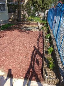 A garden outside Jómadarak Nyaralója