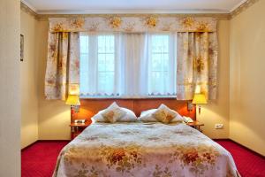 Postel nebo postele na pokoji v ubytování Hotel - Dworek Tryumf
