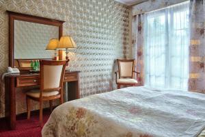 Postel nebo postele na pokoji v ubytování Hotel - Dworek Tryumf