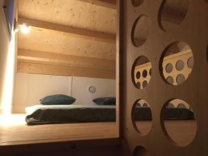 a bunk bed in a room with a mirror at B&B Het Vogeltje in Harderwijk