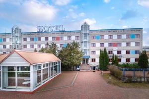 a hotel with a large building in front of it at Hotel Horizont GmbH in Neubrandenburg