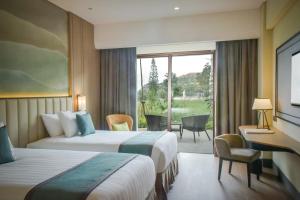 Postel nebo postele na pokoji v ubytování Mason Pine Hotel Bandung
