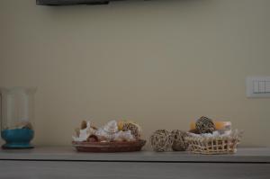 een plank met drie manden schelpen erop bij Hotel Terme Alexander in Ischia